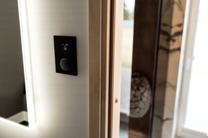 Homematic IP Smart Home Türschlossantrieb montiert an einer Tür, der das automatische Ver- und Entriegeln ohne Schlüssel ermöglicht.
