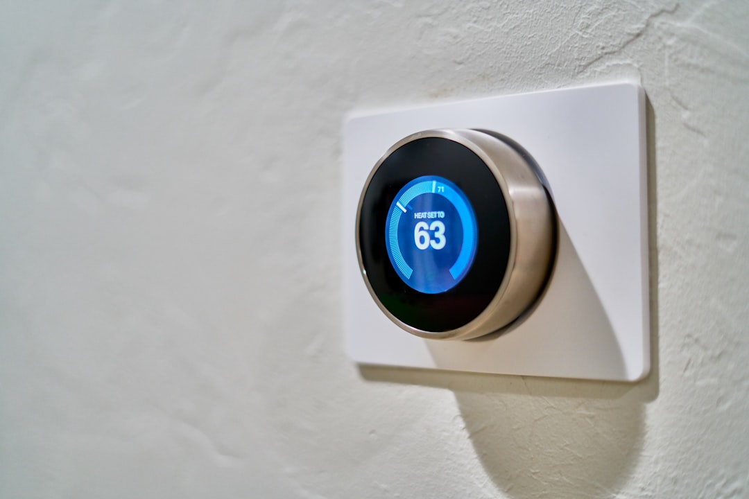 Ein elegantes, weißes SONOFF-Bedienpanel mit farbigem LCD-Touchscreen ist flach an der Wand montiert. Auf dem Display sind mehrere Smart-Home-Symbole und ein Raumtemperatur-Regler zu sehen, während eine Hand dezent auf das Panel tippt. Der Hintergrund zeigt eine moderne, minimalistische Wohnung mit warmem Licht, was die einfache und schnelle Steuerung ohne Smartphone betont.