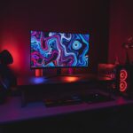 Ein schlanker, weißer eufy Motion Sensor an einer Wand montiert, mit einem leuchtenden LED-Ring, der eine Bewegung erfasst, während im Hintergrund ein gemütliches, smartes Wohnzimmer mit dezentem Lichtambiente zu sehen ist.
