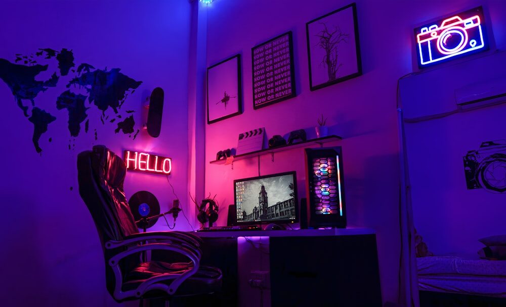 Zwei schwarze 4K-Überwachungskameras der Marke Reolink stehen auf einem Regal, daneben ein weißer Hub. Im Hintergrund ein gemütliches, smartes Wohnzimmer mit warmem Licht.